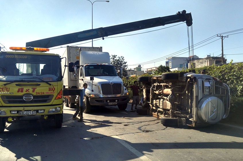 ôtô 7 chỗ lật nhào trên quốc lộ ảnh 1 oto 7 cho lat nhao tren quoc lo anh 1