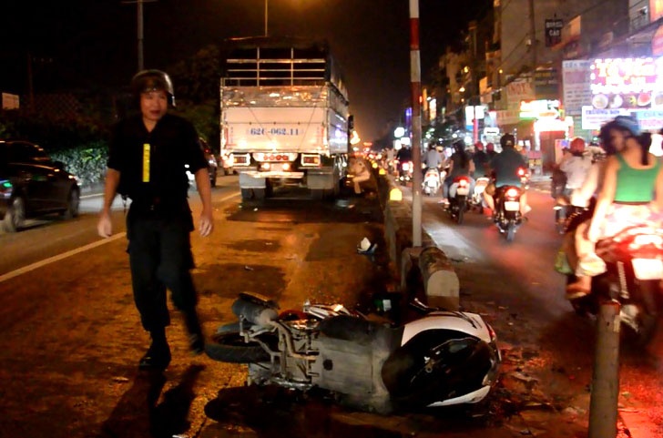 Doi trai gai thuong vong sau va cham voi xe tai o Sai Gon hinh anh