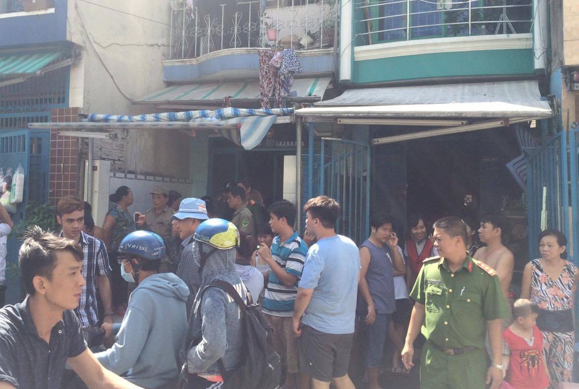 Ca khu pho hon loan vi can nha boc chay giua trua o Sai Gon hinh anh