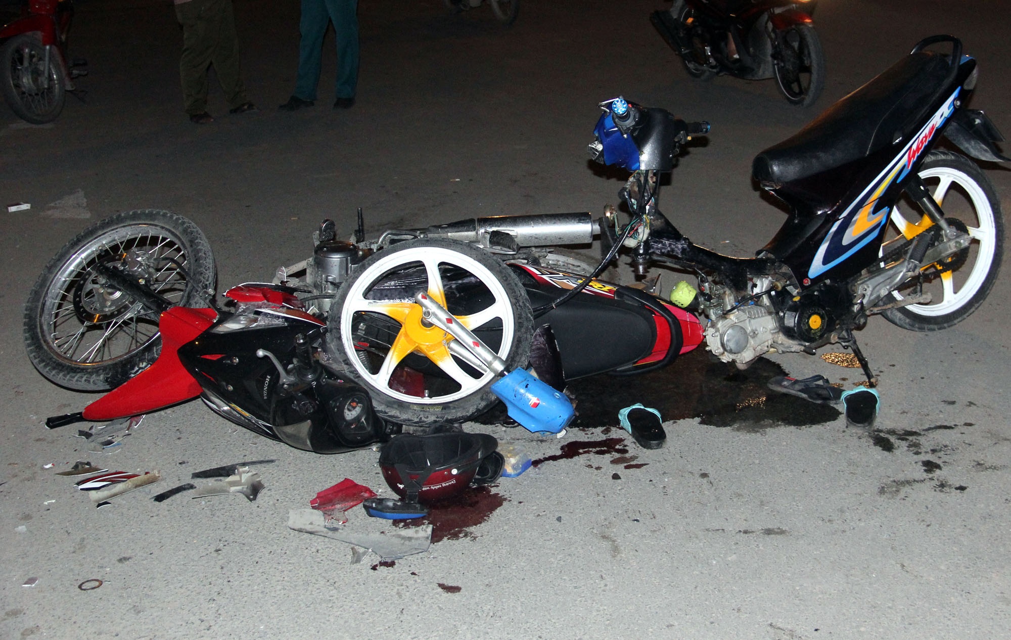 Xe may tong nhau gay doi o Sai Gon, 4 nguoi bi thuong hinh anh