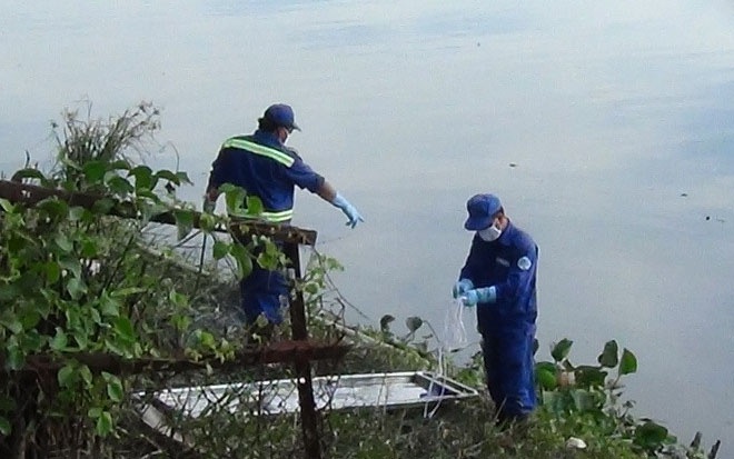 Duoi theo thi the troi kenh de truc vot o Sai Gon hinh anh