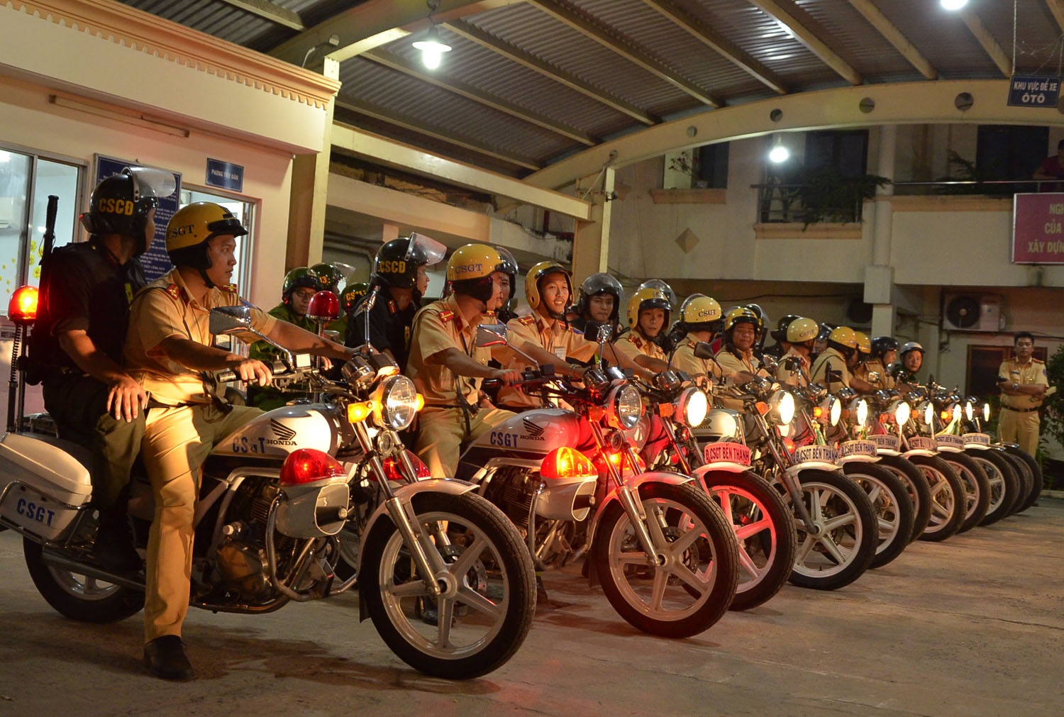 csgt chan bat quai xe anh 1