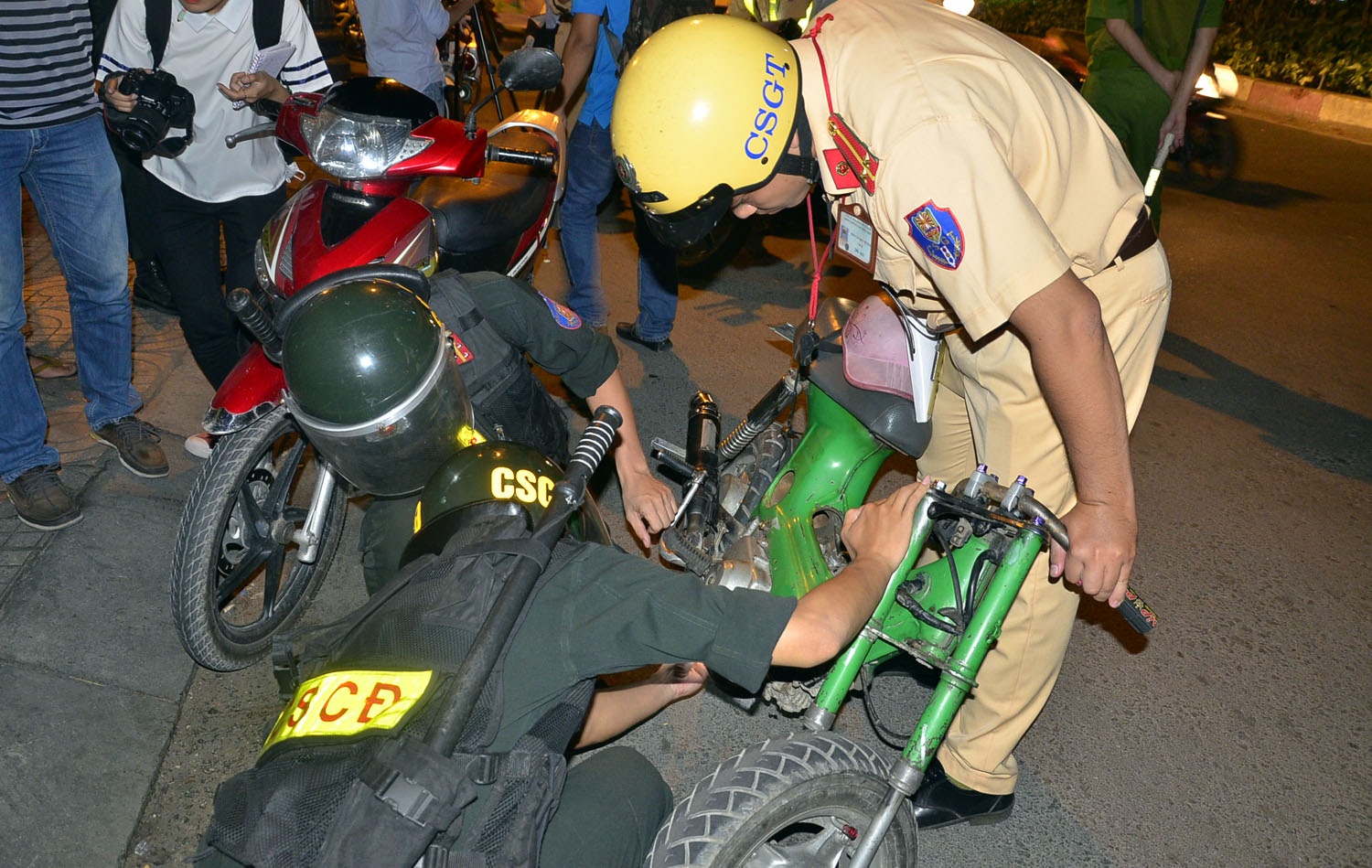 CSGT kiem tra xe di choi khuya trong thoi gian AFF Cup hinh anh