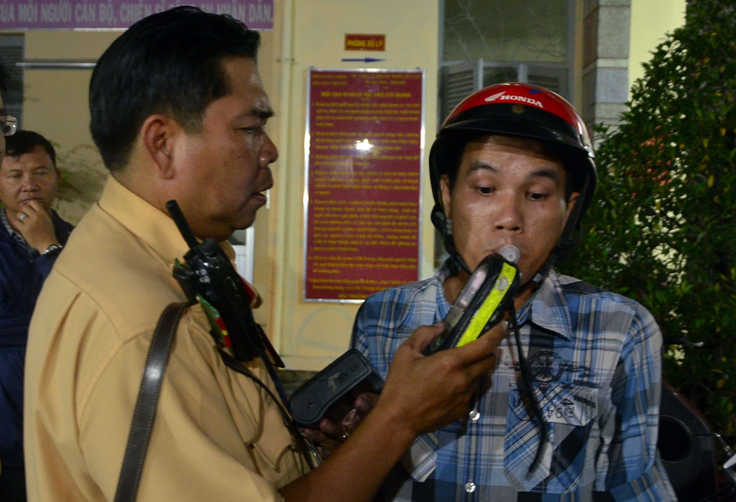 csgt chan bat quai xe anh 3