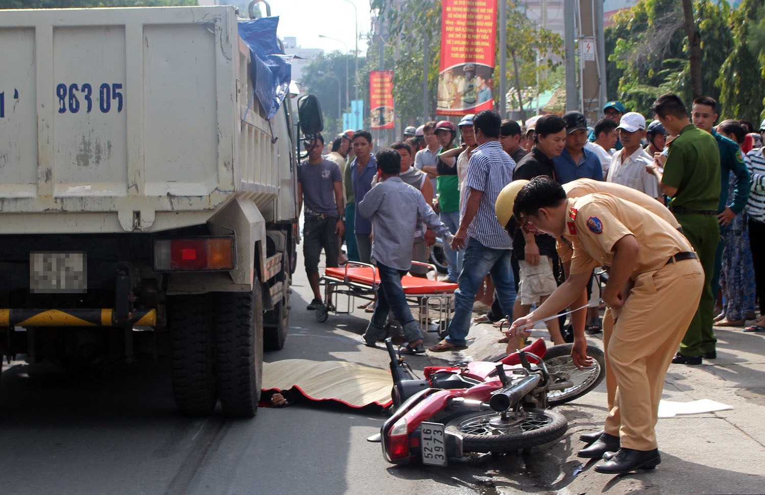 Tai xe xe om tu vong sau va cham voi xe ben o Sai Gon hinh anh