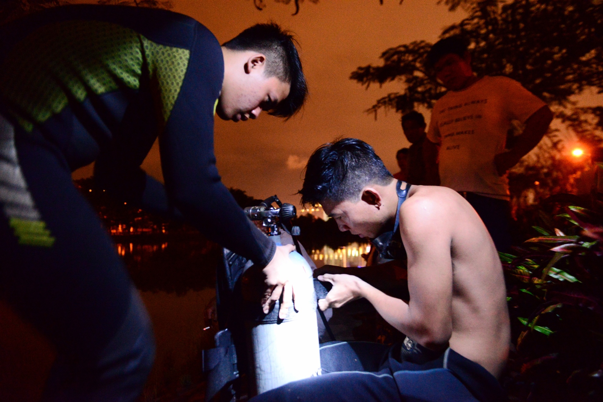 Trang dem tim kiem nguoi me om con nhay song o Sai Gon hinh anh