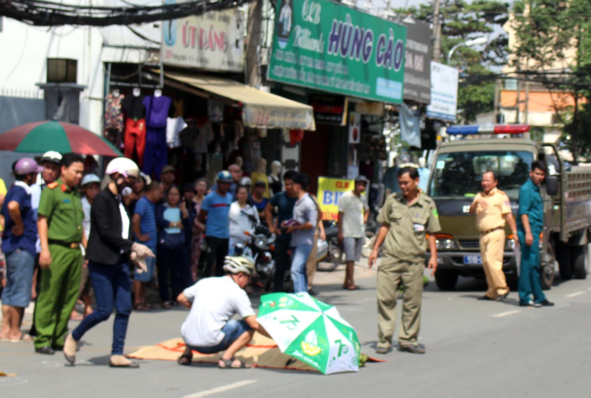 Xe tai can chet nguoi dan ong o Sai Gon hinh anh