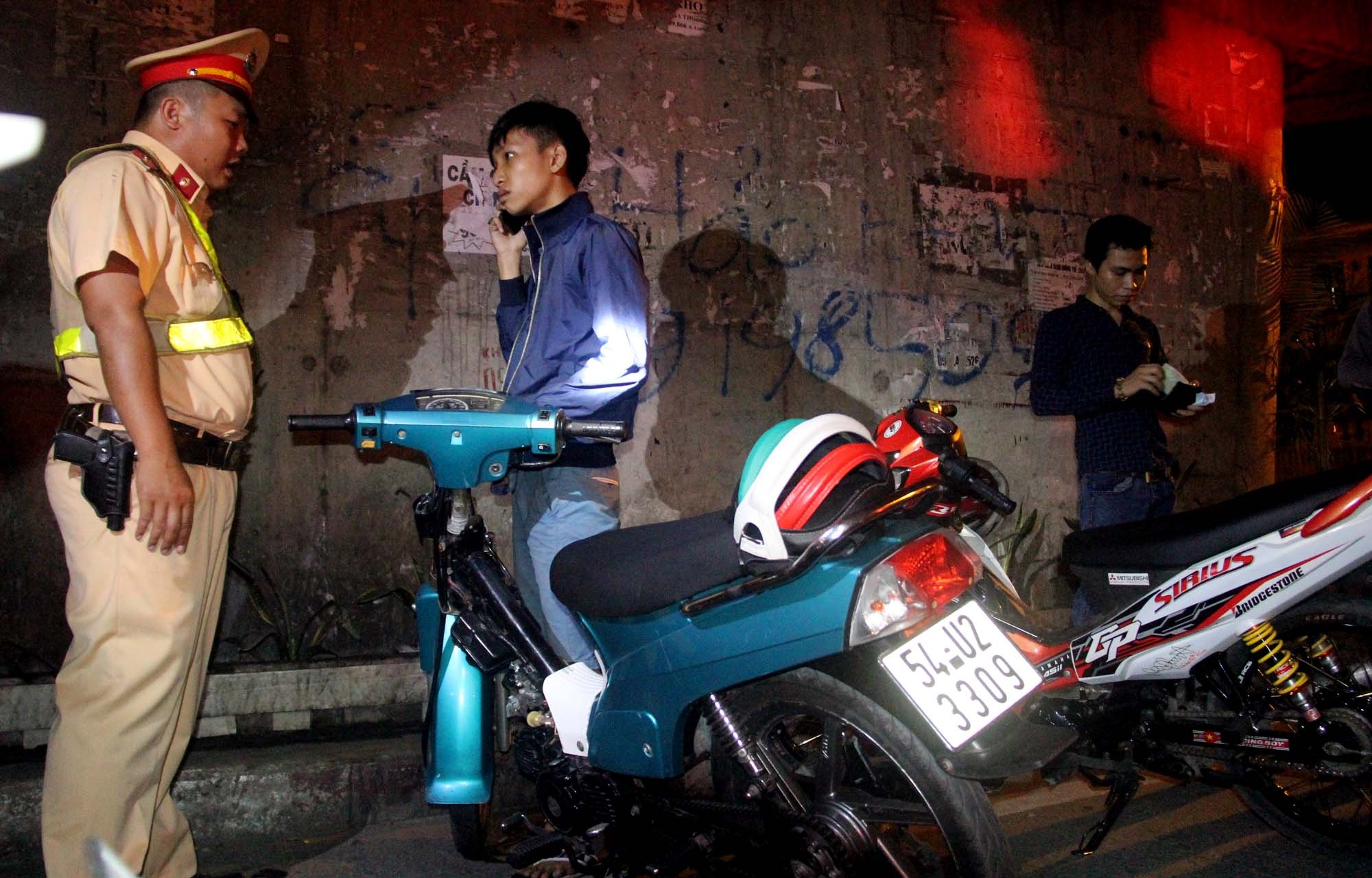 Theo doan dua, thanh nien bo lai xe may khi cong an kiem tra hinh anh