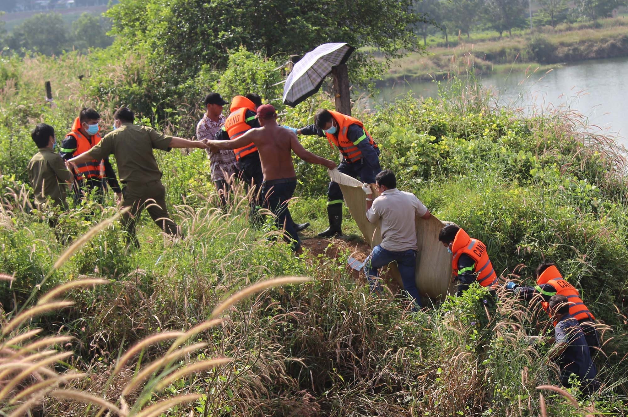 Mot thang phat hien 4 thi the o ho da lang dai hoc hinh anh