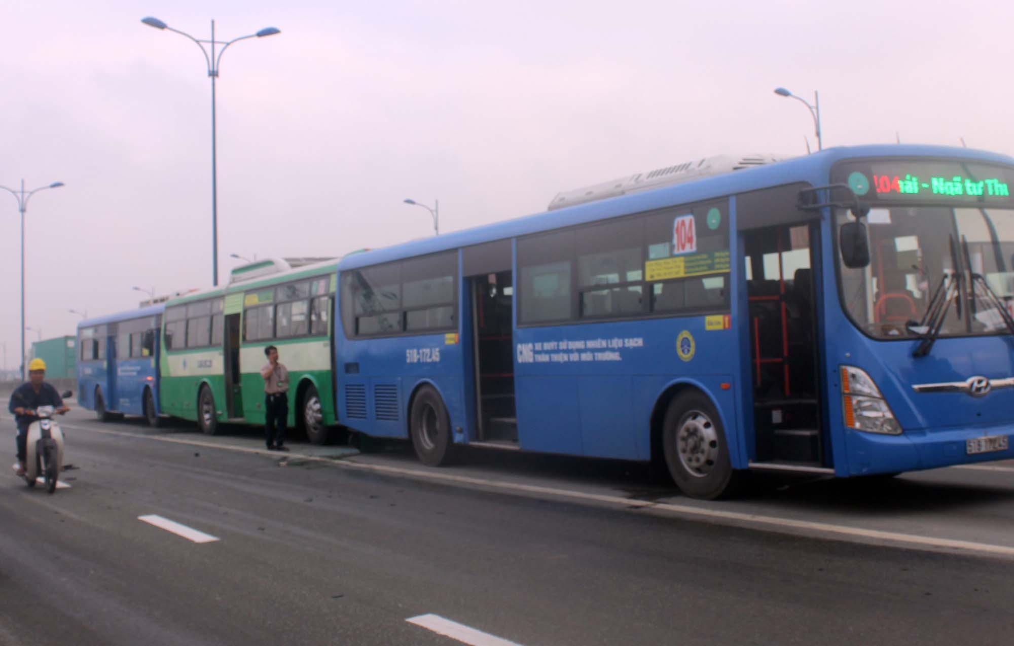 3 xe buyt dam nhau lien hoan, xa lo Ha Noi un u hinh anh