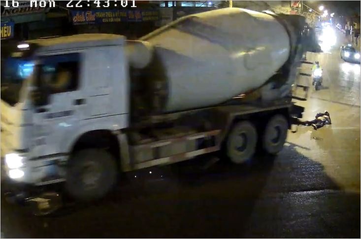 Thanh nien thoat chet may man duoi gam xe bon o Sai Gon hinh anh