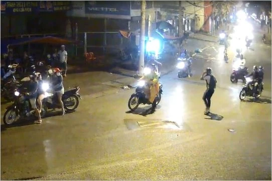 xe bon cuon thanh nien vao gam anh 2