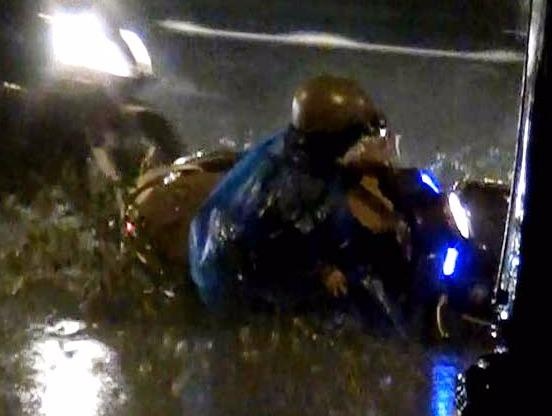 Nguoi di xe may sup ho o cua ngo san bay Tan Son Nhat hinh anh