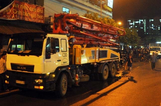 Xe bom hut be tong can chet nguoi phu nu trong mua lon hinh anh