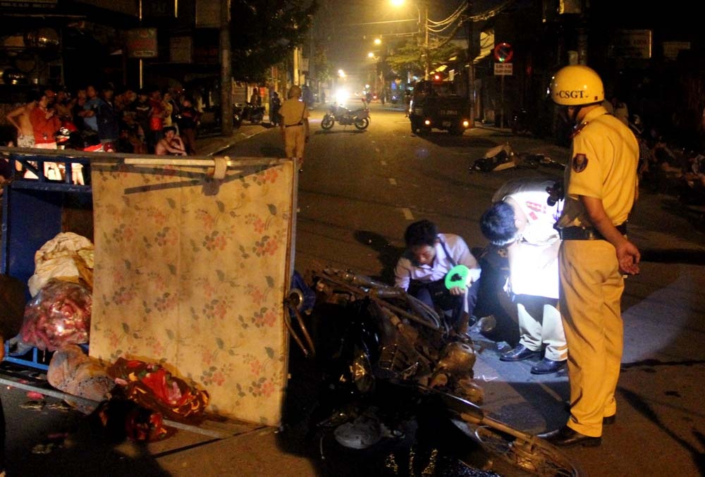 Thanh nien tu vong sau va cham voi xe may loi o Sai Gon hinh anh