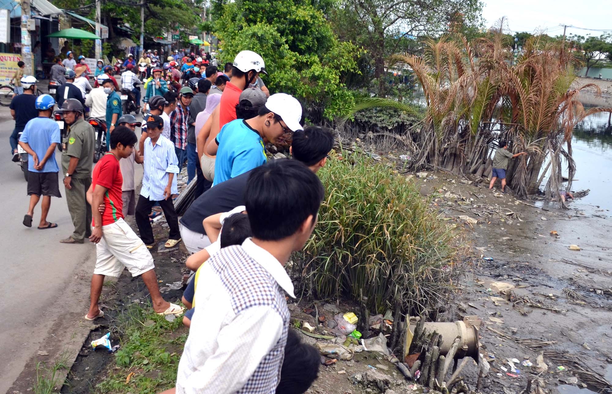 Thi the phu nu noi tren kenh Tau Hu o Sai Gon hinh anh