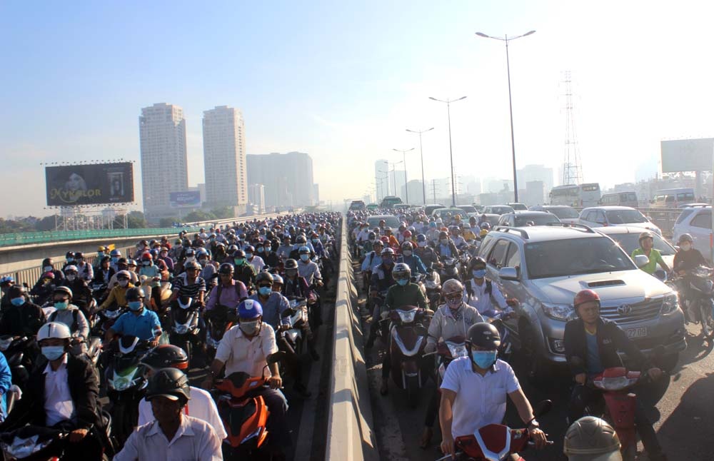 Xe khach dam nhau, cau Sai Gon ket cung hinh anh