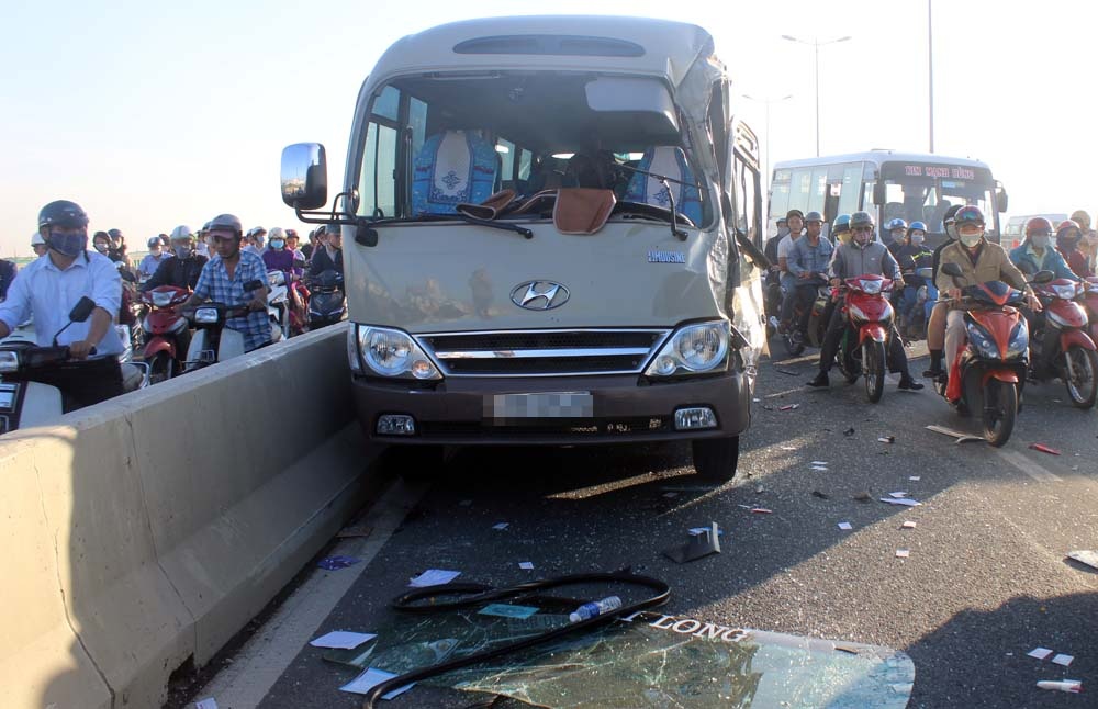 xe khach tong nhau tren cau Sai Gon anh 1