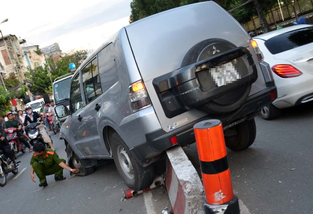 Oto cho tien no lop roi leo dai phan cach o Sai Gon hinh anh