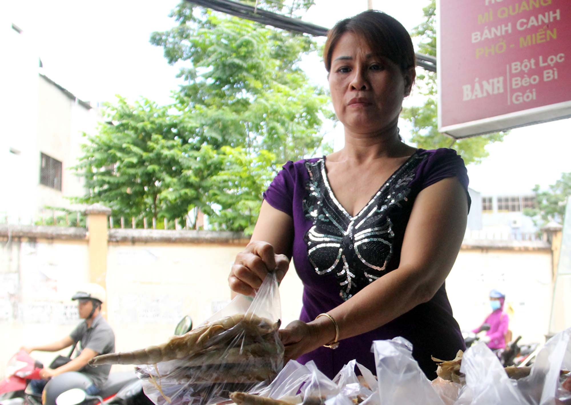 người phụ nữ bị dí súng vào đầu ảnh 2 nguoi phu nu bi di sung vao dau anh 2