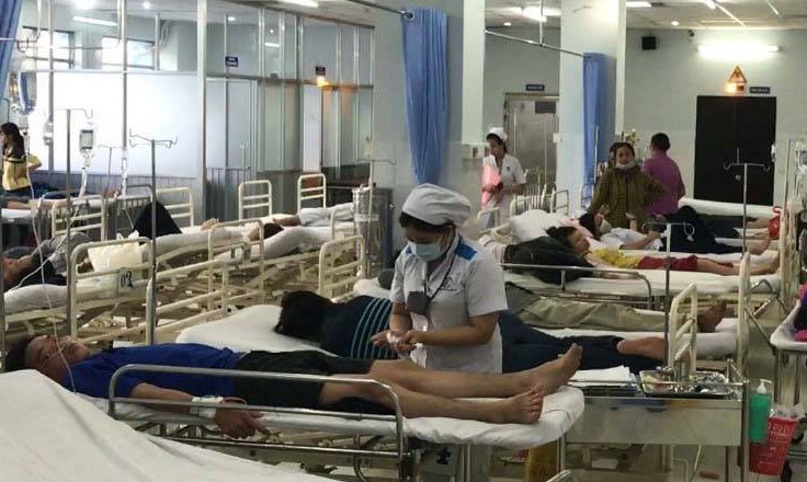 Cuu 4 nguoi bi ket trong dam chay lon o Sai Gon hinh anh