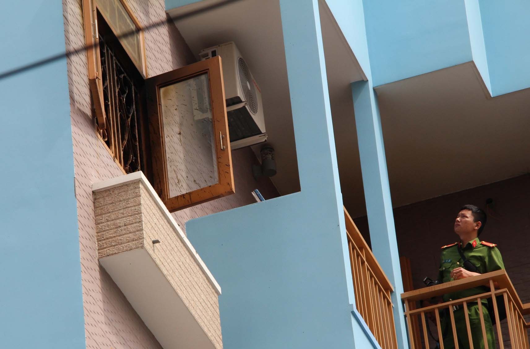 4 người bị kẹt trong đám cháy ảnh 2 4 nguoi bi ket trong dam chay anh 2