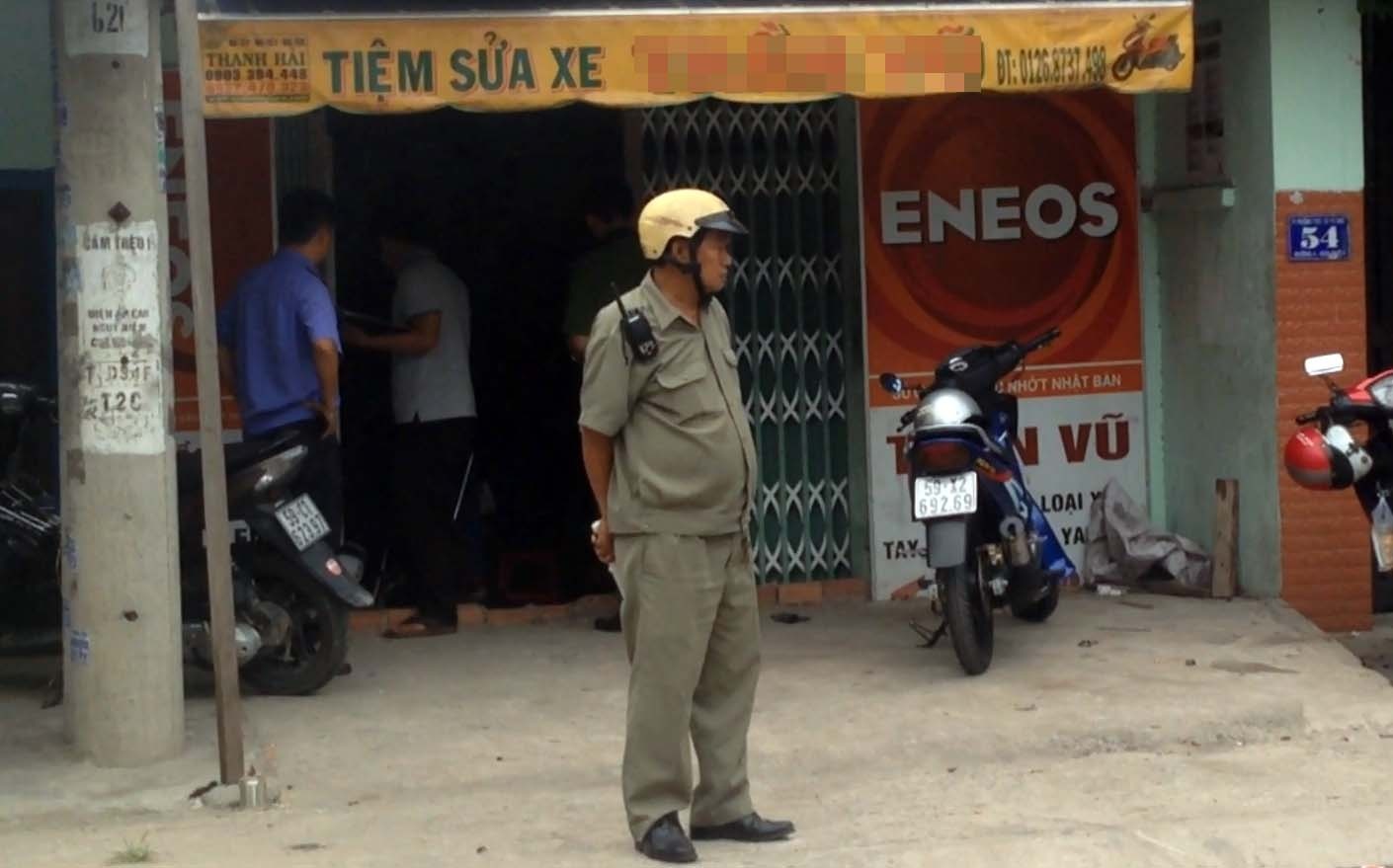 Nguoi dan ong chet trong tu the treo co tai tiem sua xe hinh anh