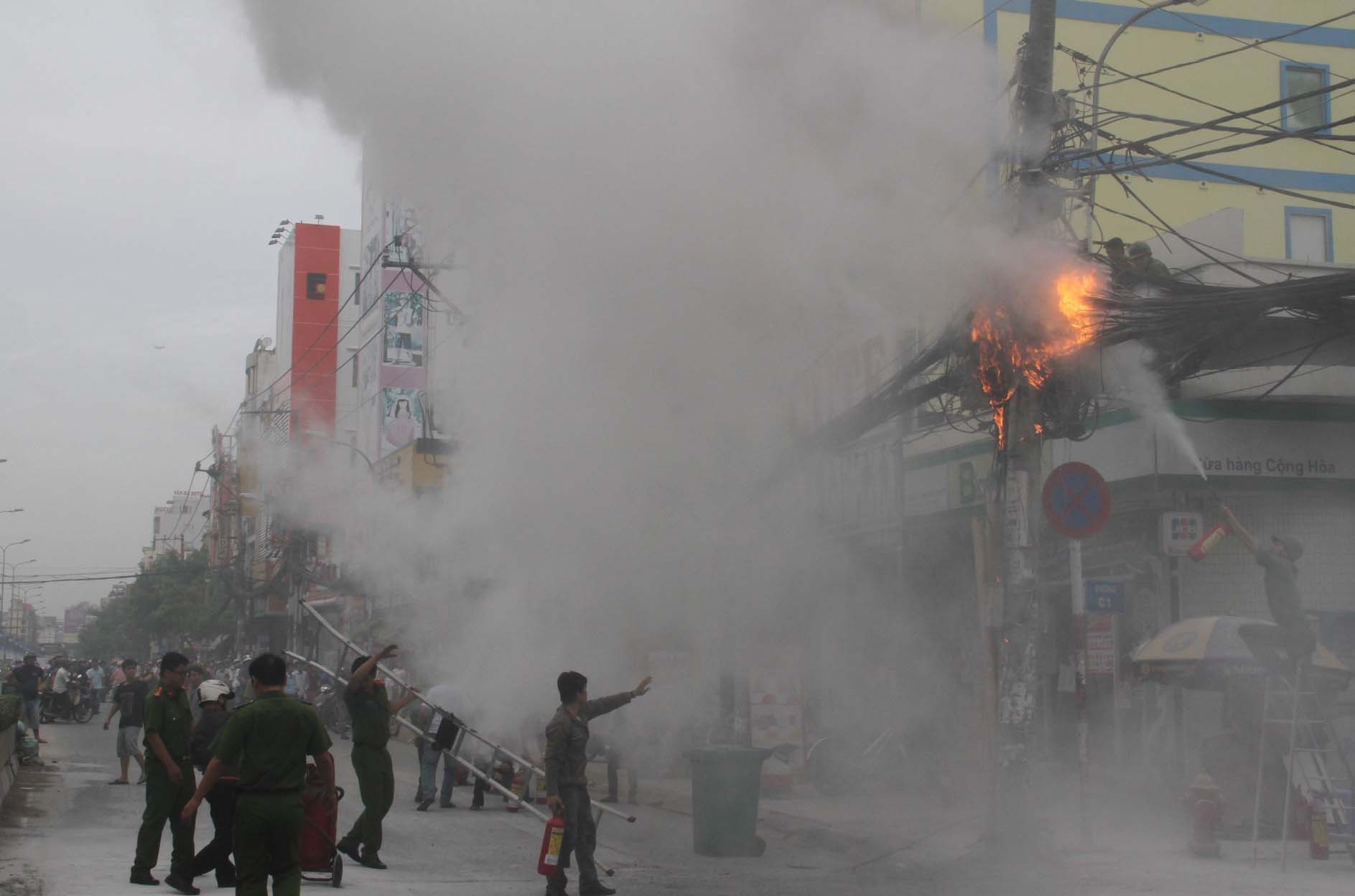 cháy lớn trụ cáp viễn thông ảnh 1 chay lon tru cap vien thong anh 1