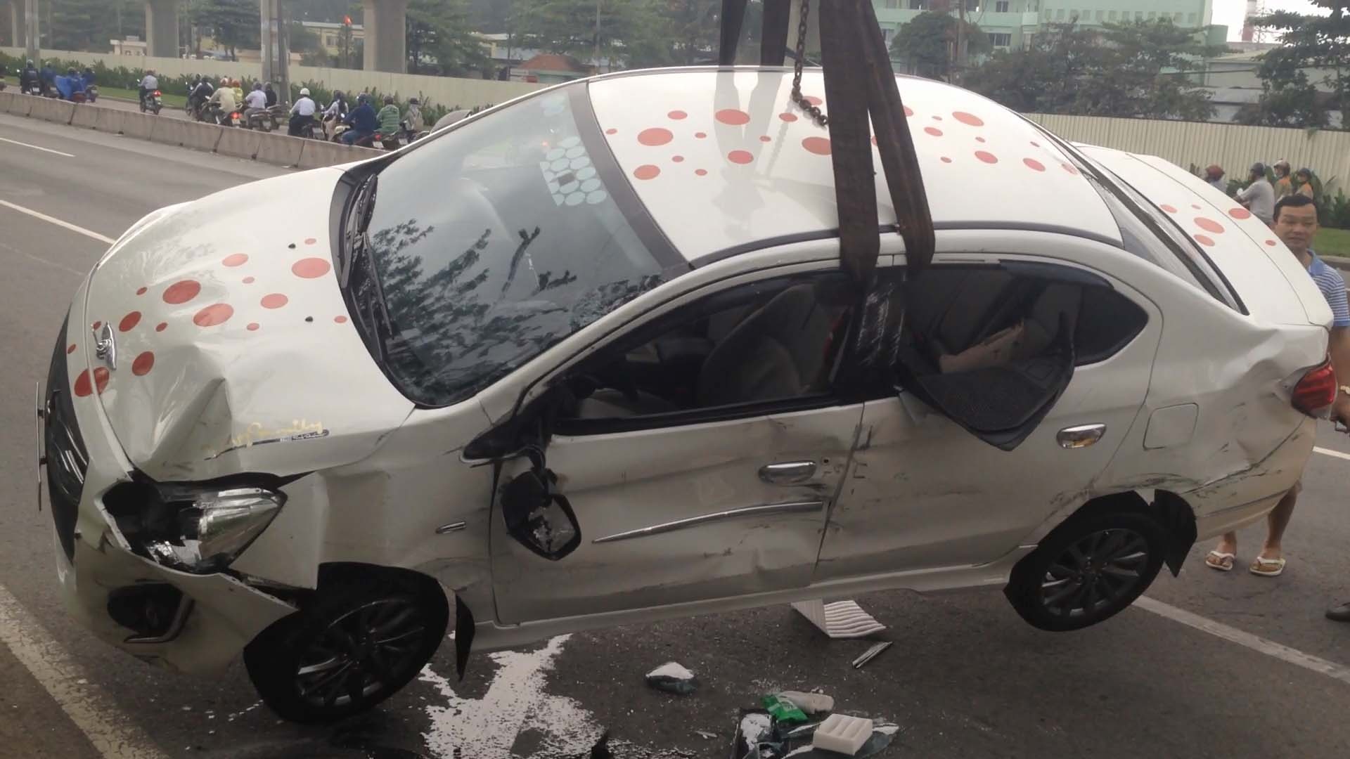 Doi nam nu thoat chet trong oto bi tong lat nghieng hinh anh