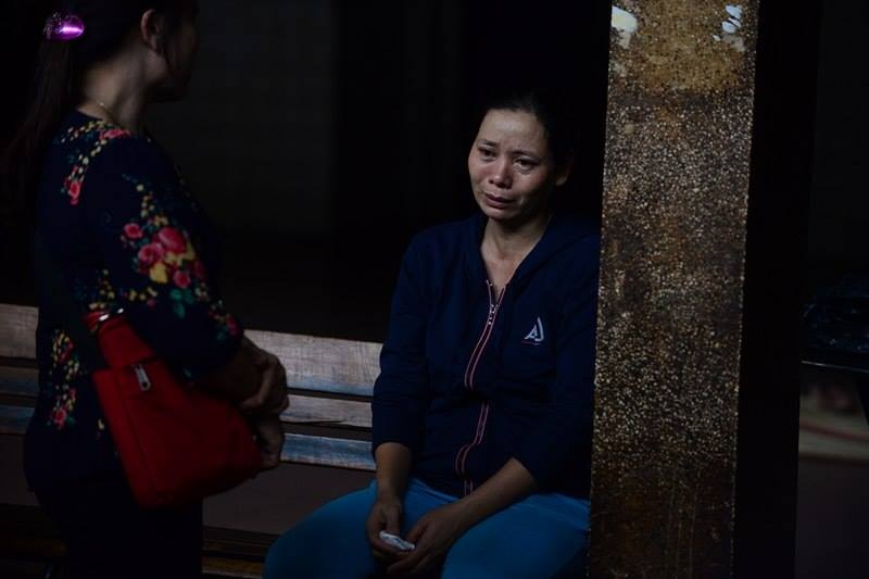 Nguoi than khoc ngat tiec thuong cac nan nhan vu chay hinh anh