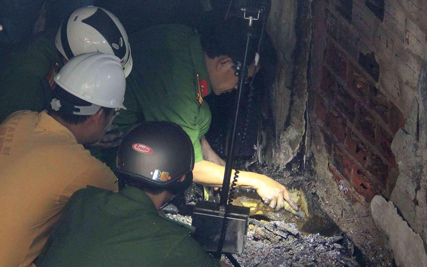 Bat luc nhin gia dinh hang xom chet chay trong quan ca phe hinh anh