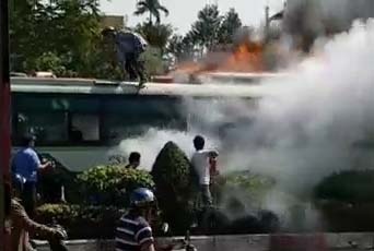 Xe buyt dang chay boc chay ngun ngut giua duong Sai Gon hinh anh