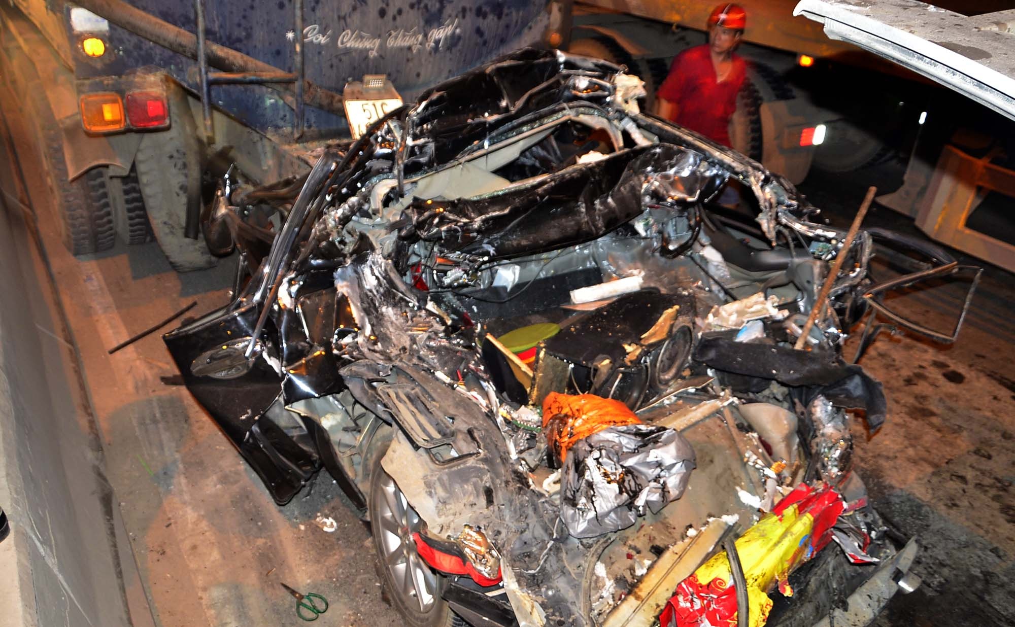 Toyota Camry bep dum sau tai nan lien hoan, tai xe tu vong hinh anh