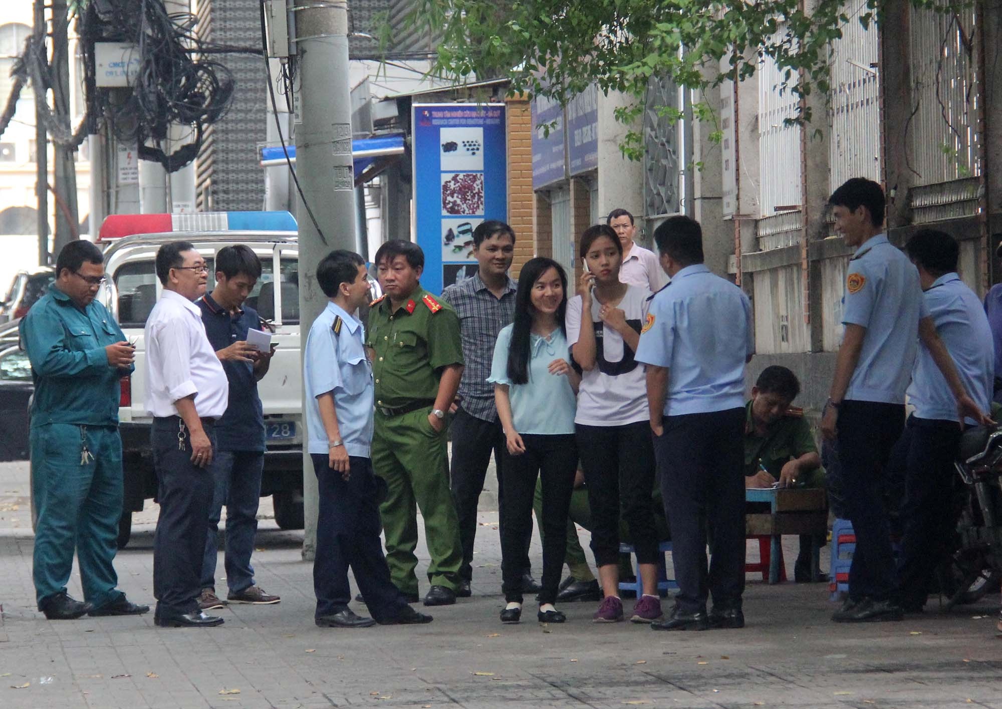 Thanh nien dam ban gai roi tu sat o trung tam Sai Gon hinh anh