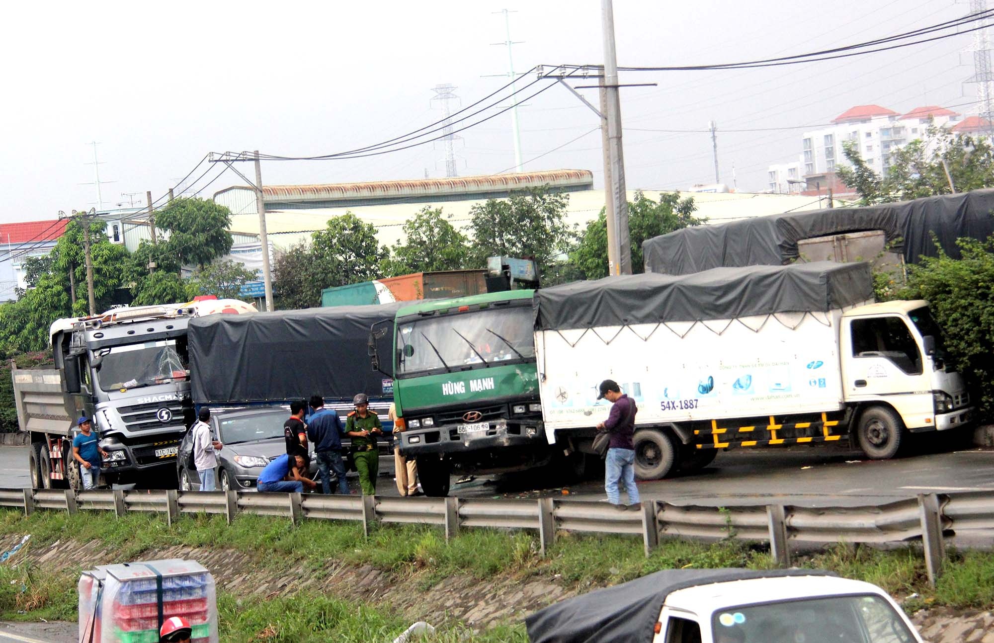 5 oto dinh chum sau tai nan, quoc lo 1 un u nhieu gio hinh anh