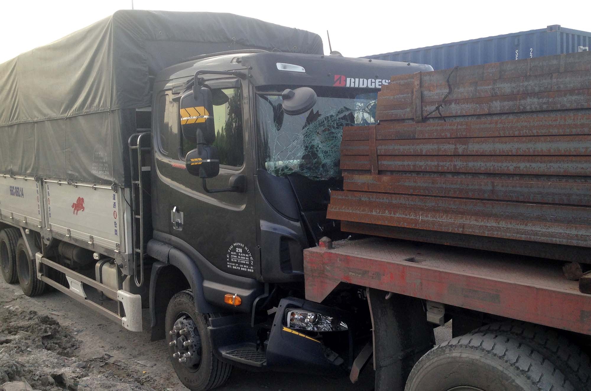 4 xe tong lien hoan, cau Phu My lai ket cung hinh anh