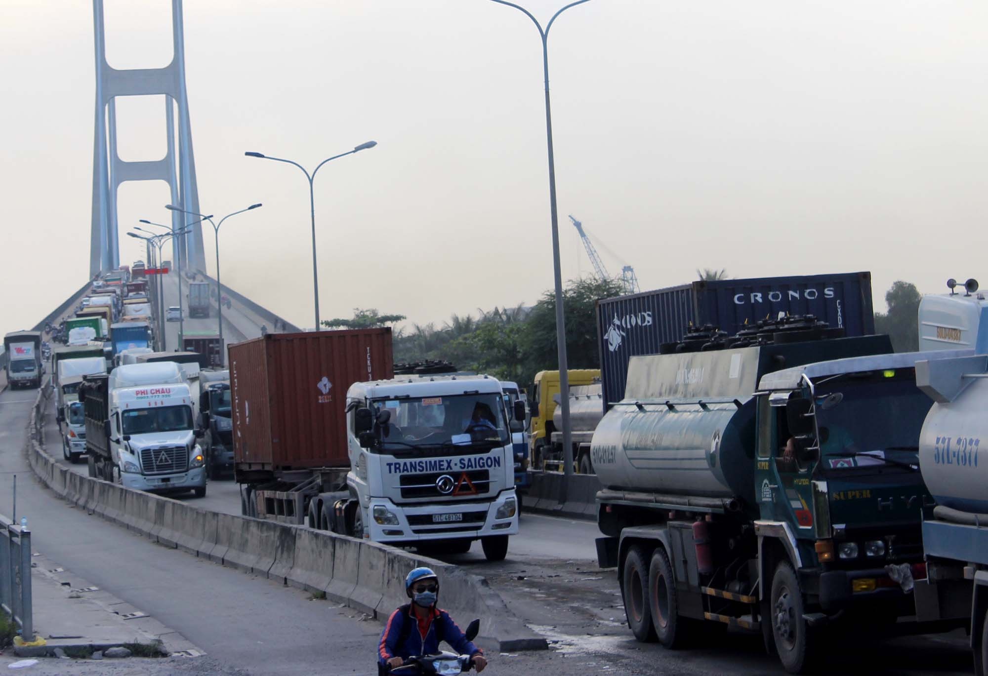 4 xe tong nhau lien hoan anh 2