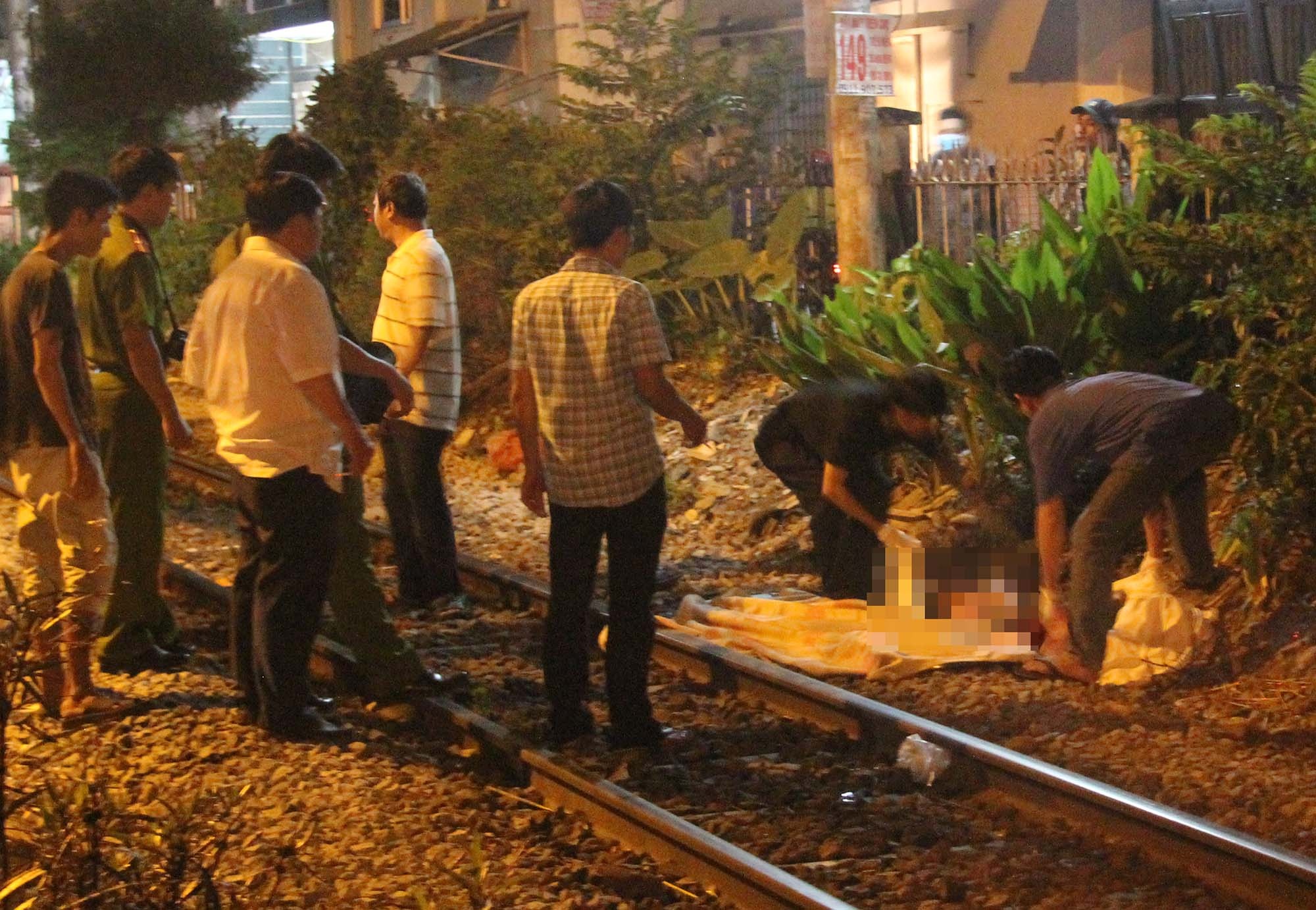 Tau hoa can chet nguoi dan ong say xin tren duong ray hinh anh