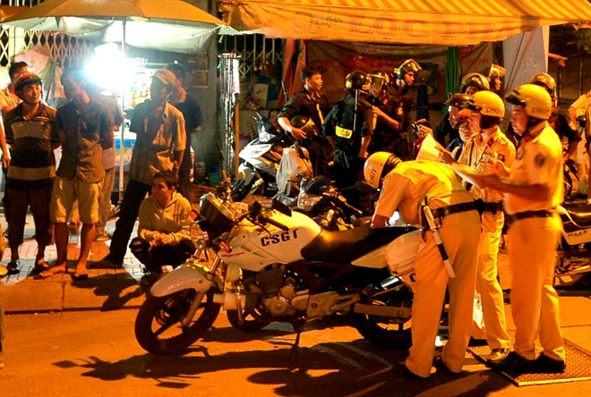 Canh sat TP.HCM xu nghiem 'xe du, ben coc' dip Tet hinh anh