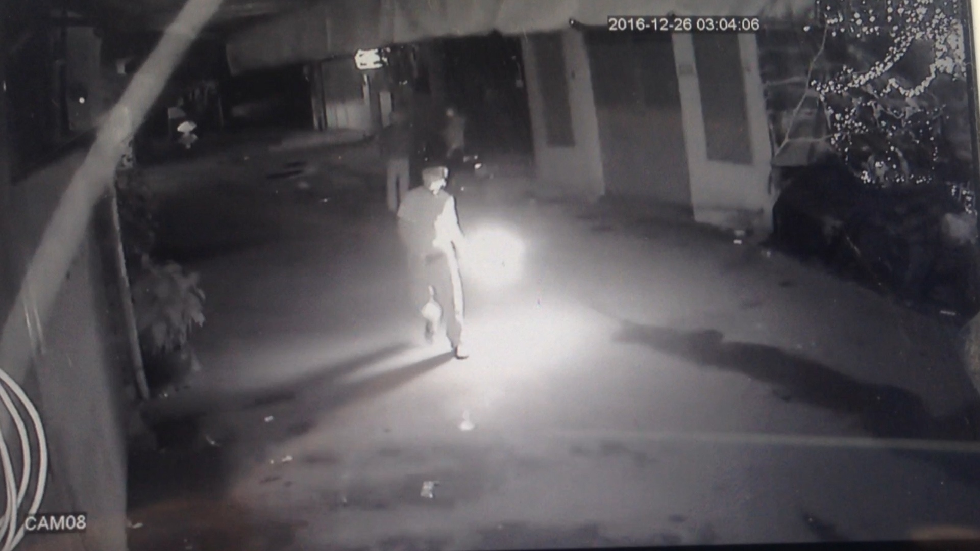 Quan oc o Sai Gon bi nem bom xang hinh anh