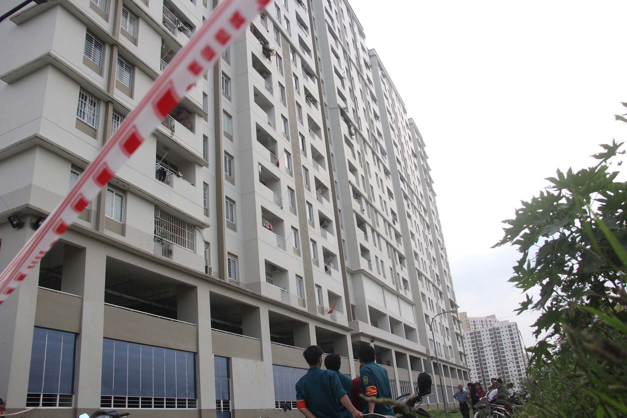 Con mot tuoi cung cha roi tu tang 14 chung cu hinh anh