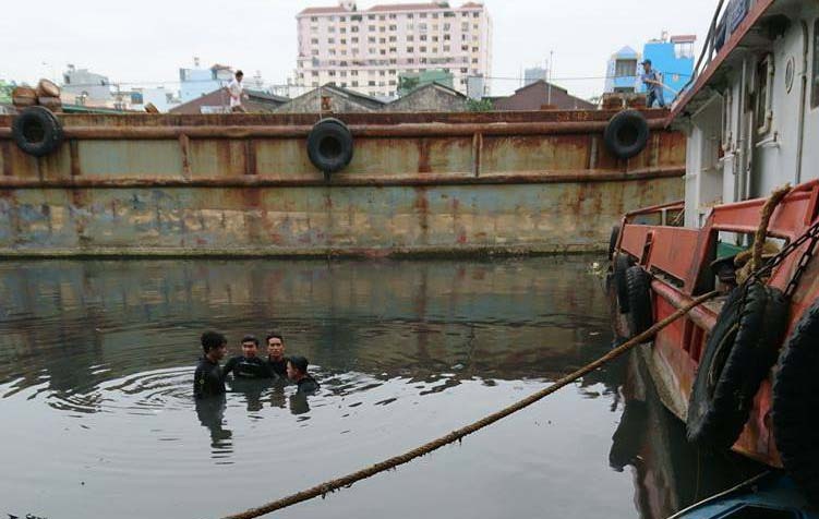 Lan xuong kenh tim dien thoai, mot nguoi bi duoi nuoc hinh anh