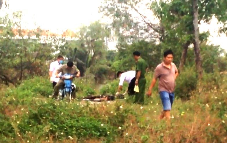 Hai thanh nien nam bat dong trong bai co, mot nguoi tu vong hinh anh