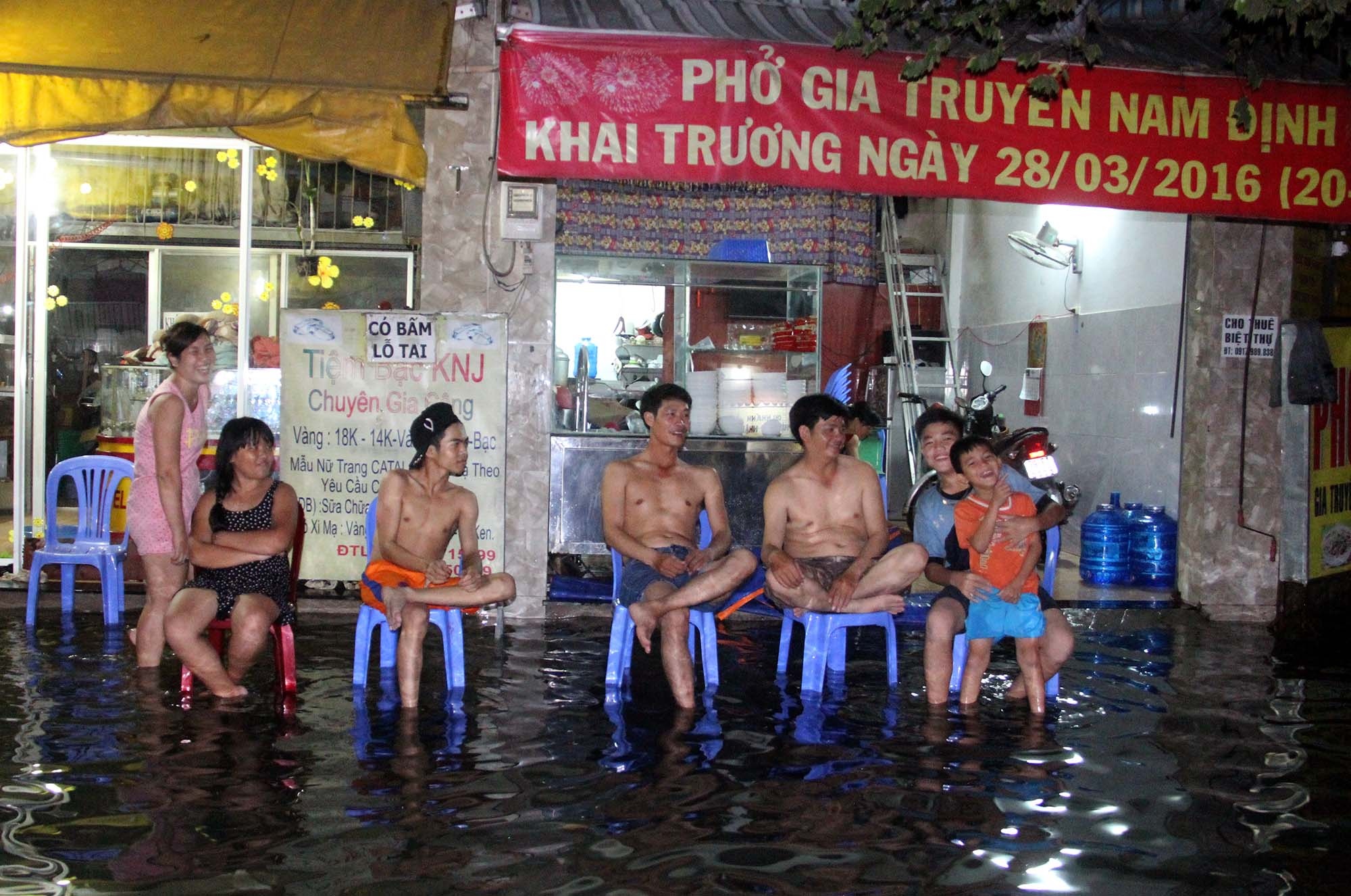 Nap cong bung trong dem, nha dan o Sai Gon chim trong nuoc hinh anh