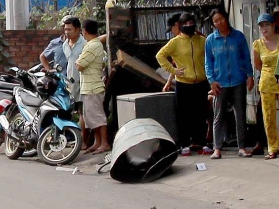 Thung phuy phat no, nguoi dan ong vang 10 m hinh anh