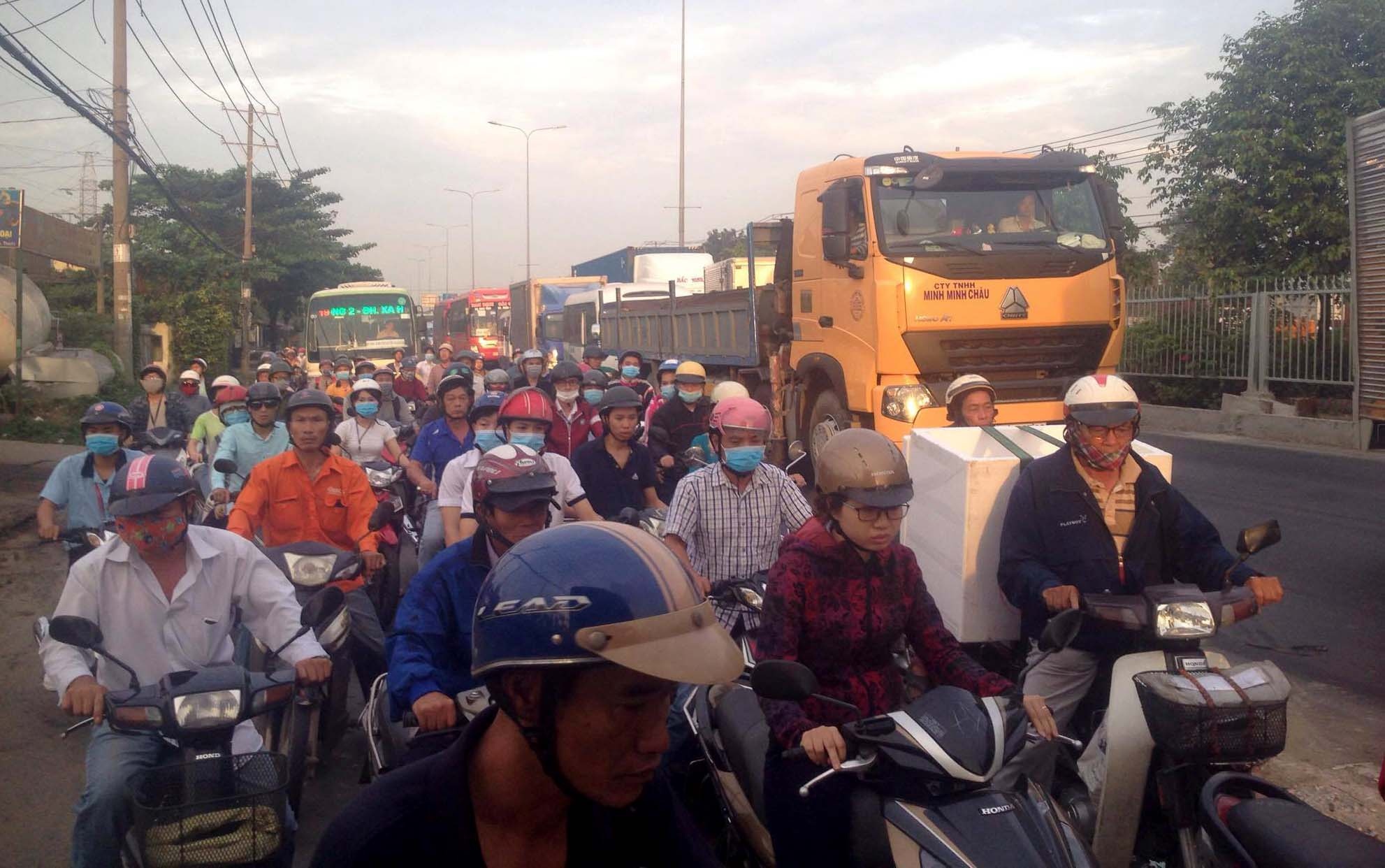 xe tai can chet nguoi di xe may anh 2