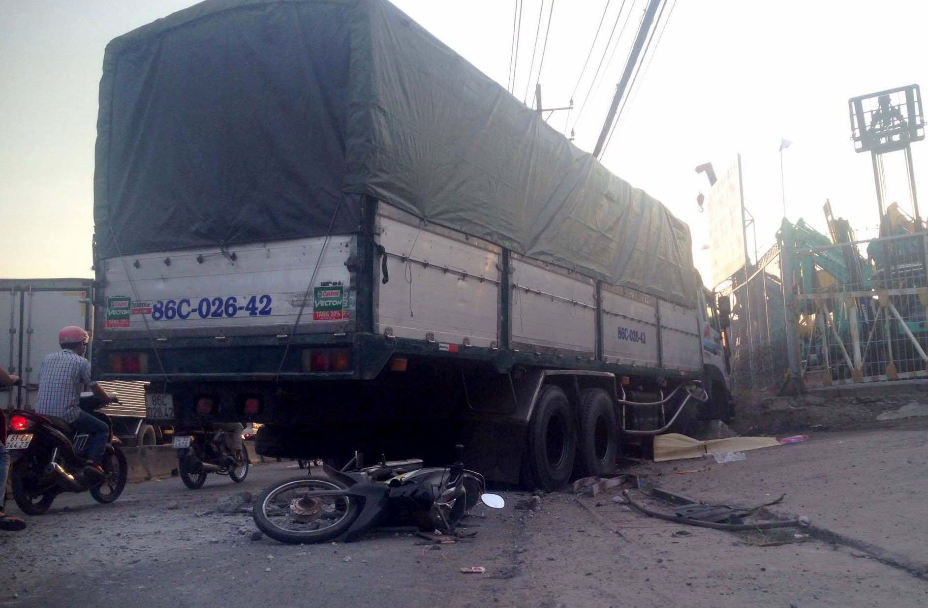 Xe tai ui vang dai phan cach, tong chet nguoi tren quoc lo 1 hinh anh