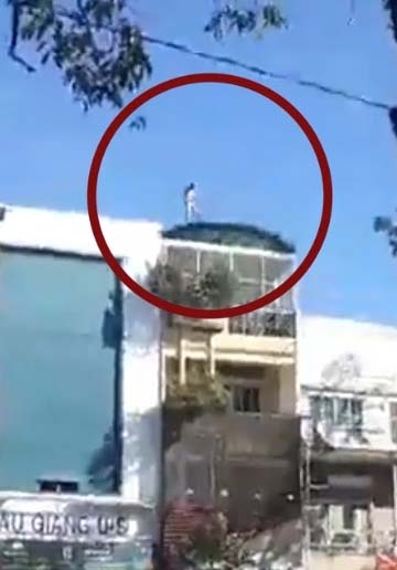 Thanh nien nghi ngao da tran truong tren noc nha hinh anh