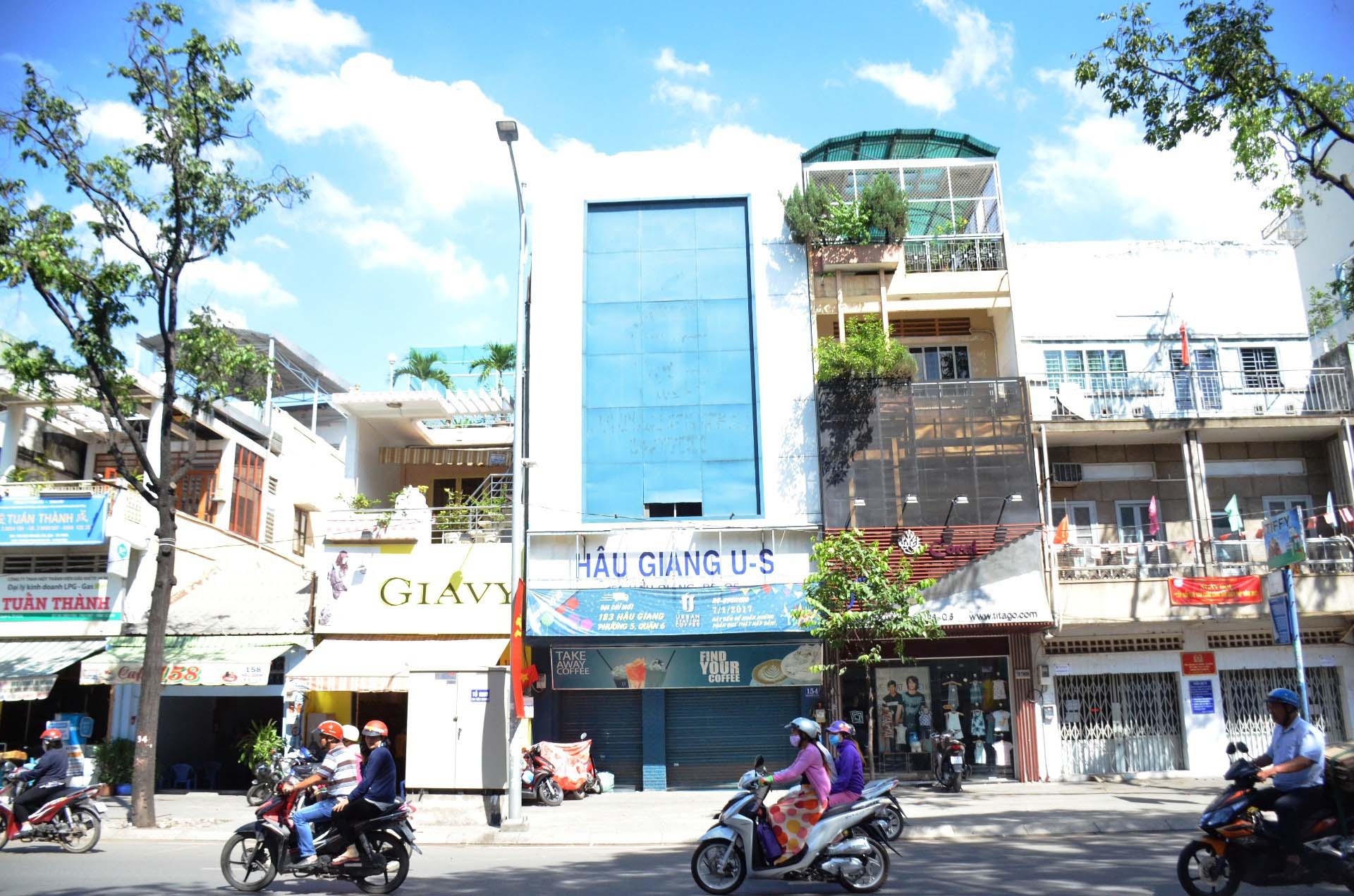 ngao da dung tren noc nha dan anh 1