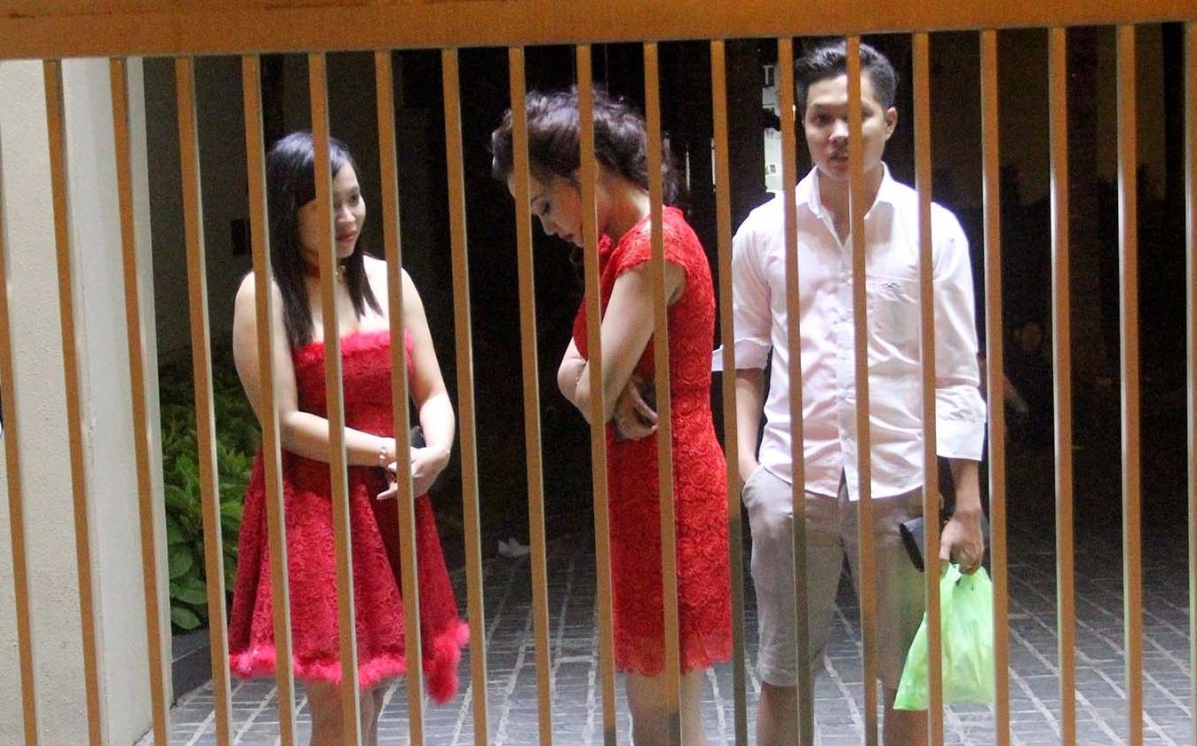 Co dau chu re bi nha hang 'giam long' ca dem sau tiec cuoi hinh anh